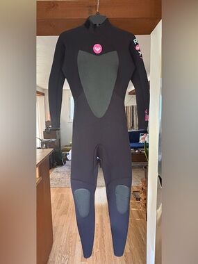 Roxy Synchro 4/3 Black Wetsuit with pink Logo